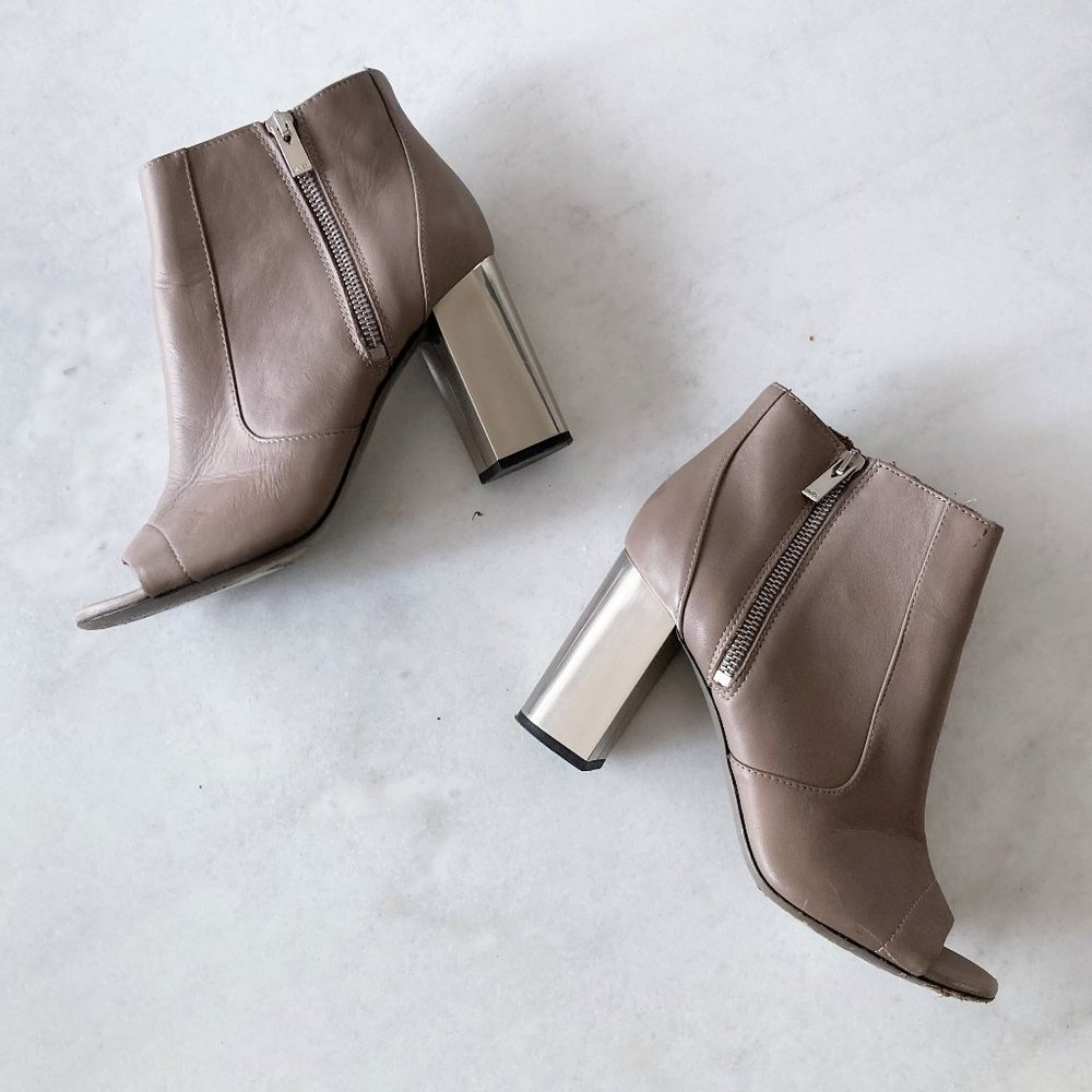 Vince tan / taupe / clay leather ankle boots / booties with chunky heel open toe - Picture 5 of 11